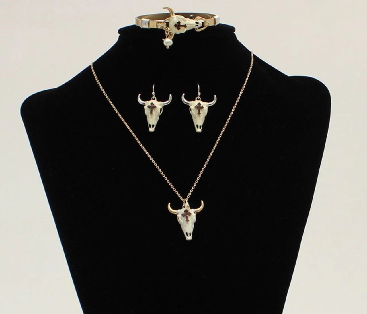 Blazin Roxx Bull Skull Necklace Set 1 Blazin Roxx Bull Skull Necklace Set